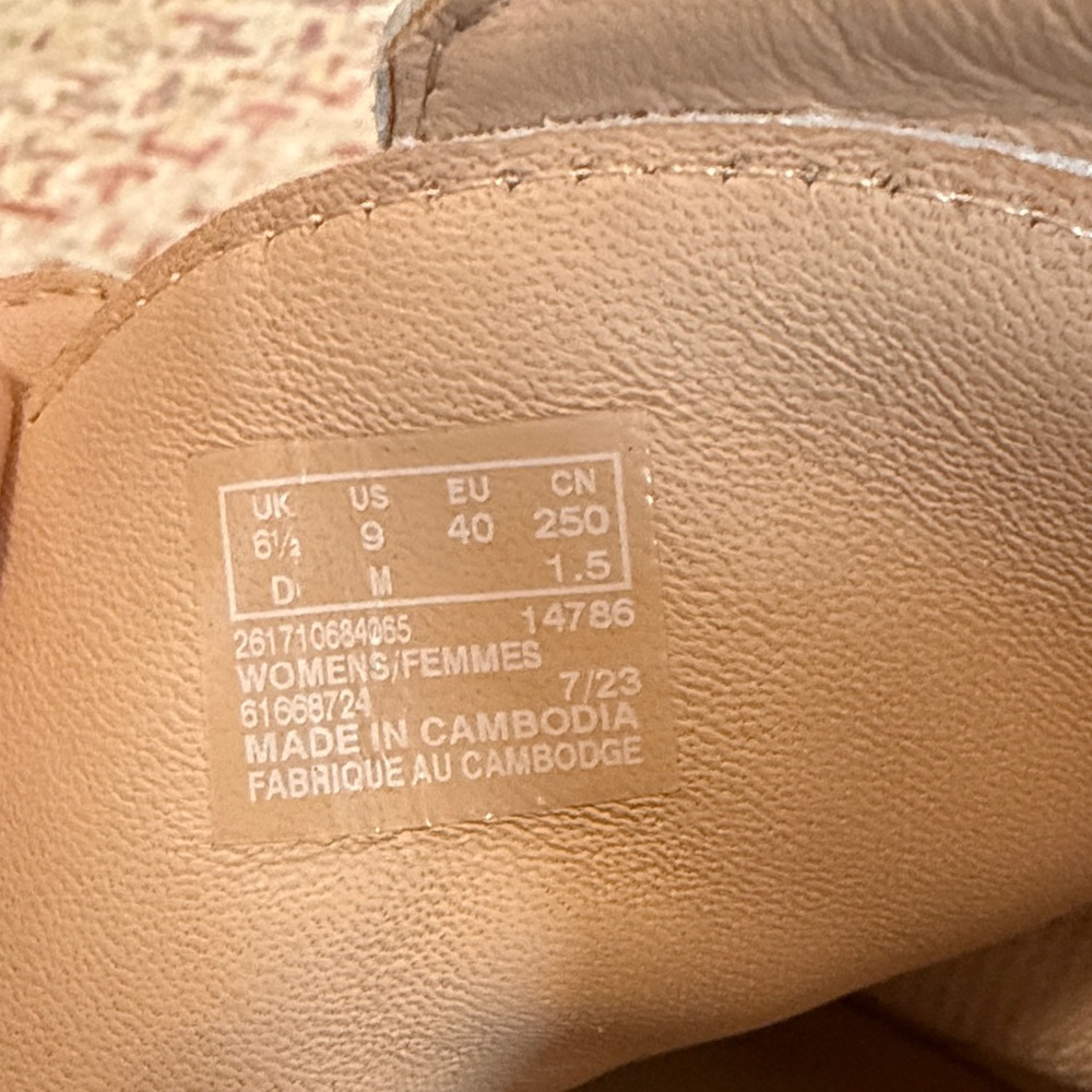 Stylish Cream colored Leather Clarks women's Boots - Picture 6 of 9